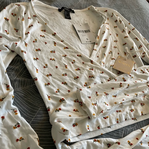 NWT! Crop top with tie around waste - Picture 5 of 7